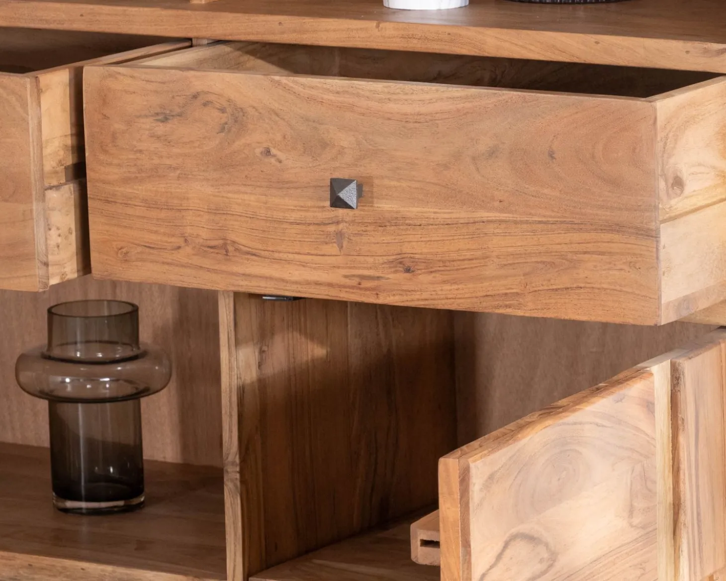 Argentier design rétro en acacia et métal "Puzzle" façades motif empiècement