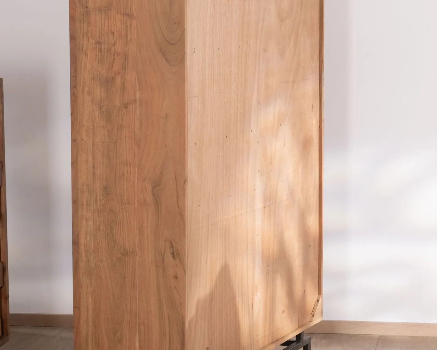 Argentier design rétro en acacia et métal "Puzzle" façades motif empiècement