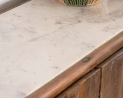 Bahut 4 portes en bois recyclé et plateau marbre blanc 
