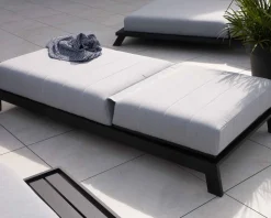 Bain de soleil confort tissu Sunbrella gris clair structure aluminium noire 
