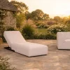 Bain de soleil design épuré en tissu crème avec surpiqures spécial extérieur "Sunset Bay"