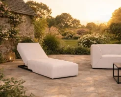 Bain de soleil design épuré en tissu crème avec surpiqures spécial extérieur "Sunset Bay"