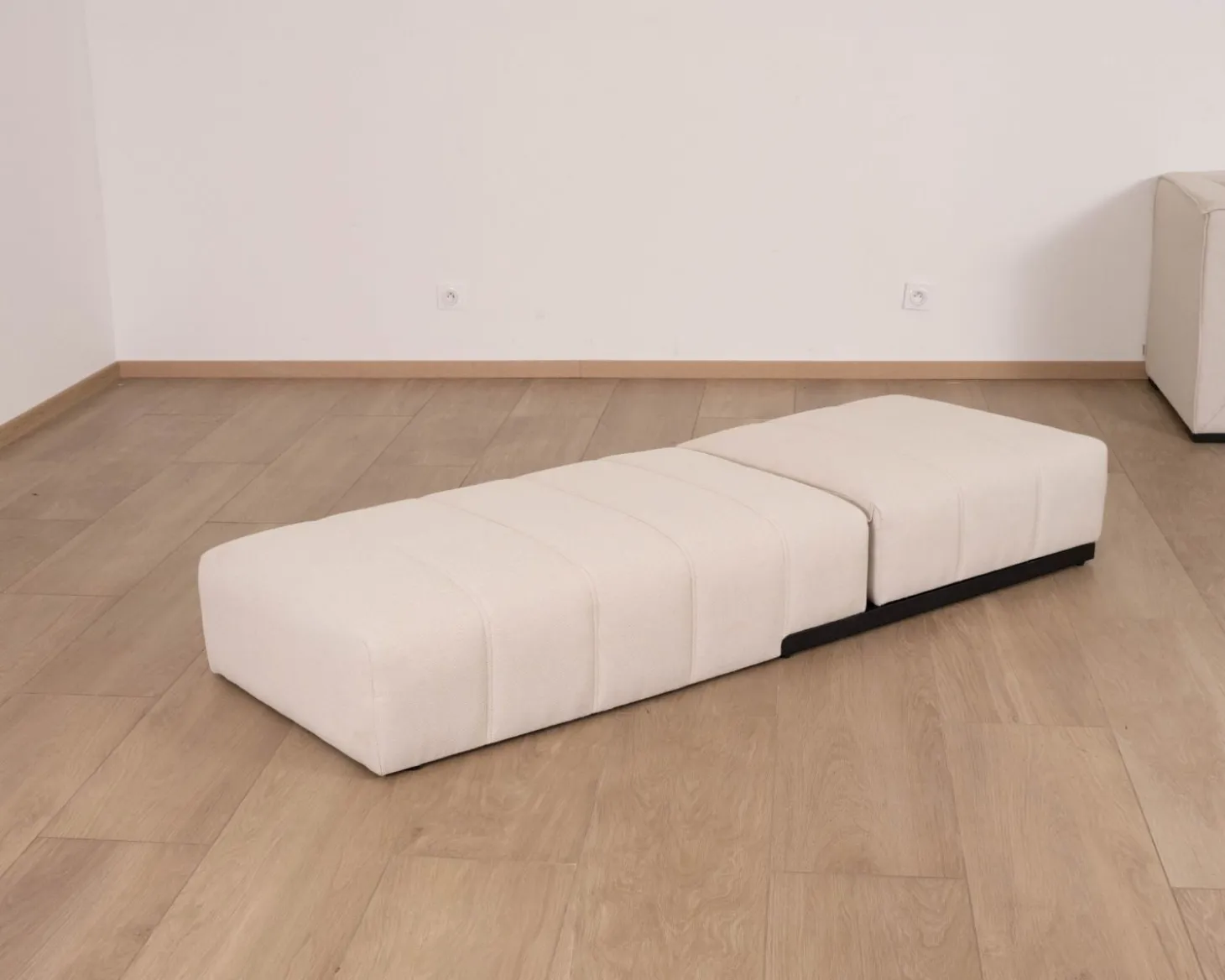 Bain de soleil design épuré en tissu crème avec surpiqures spécial extérieur "Sunset Bay"