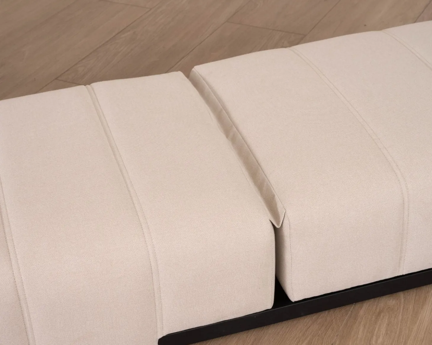 Bain de soleil design épuré en tissu crème avec surpiqures spécial extérieur "Sunset Bay"