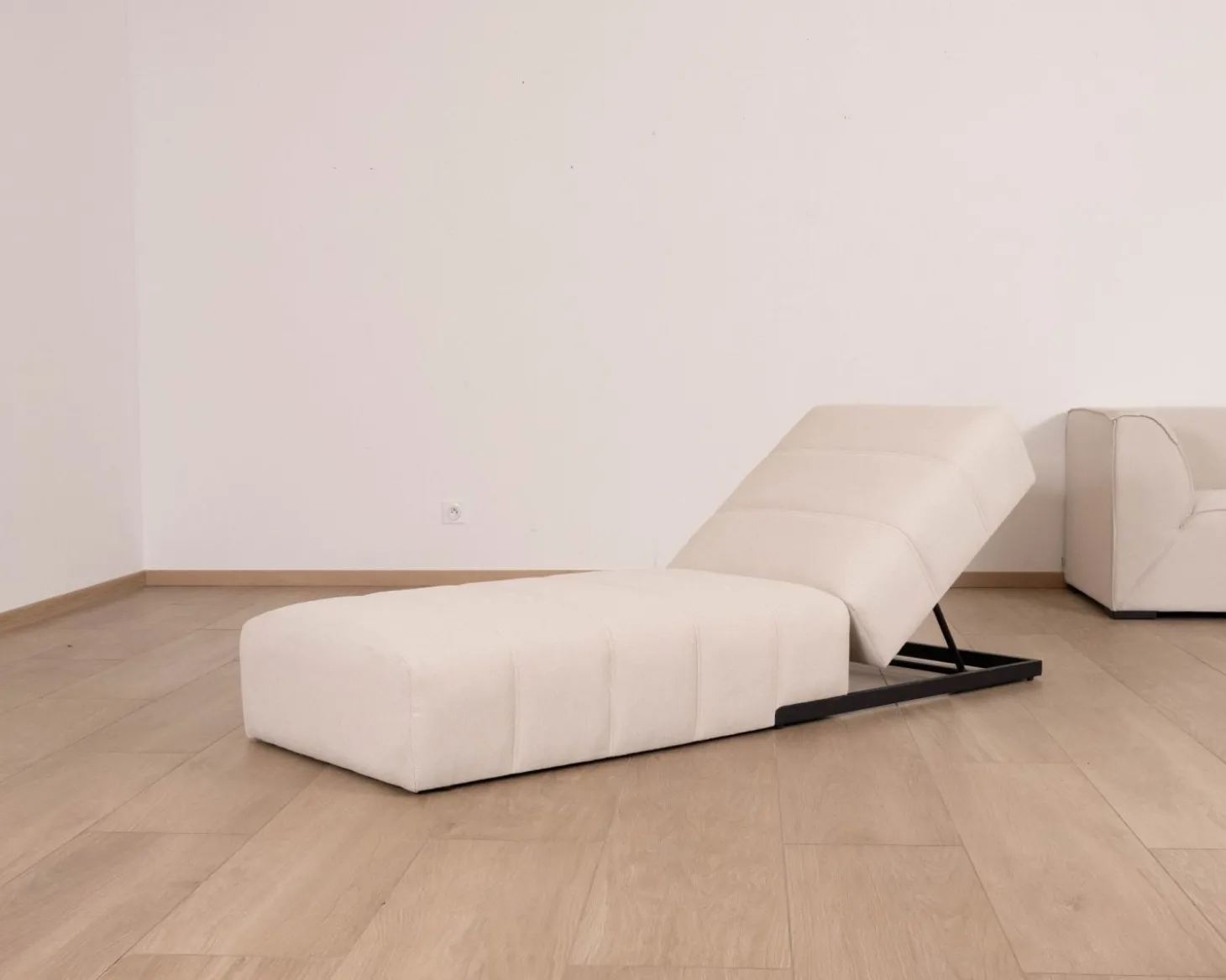 Bain de soleil design épuré en tissu crème avec surpiqures spécial extérieur "Sunset Bay"