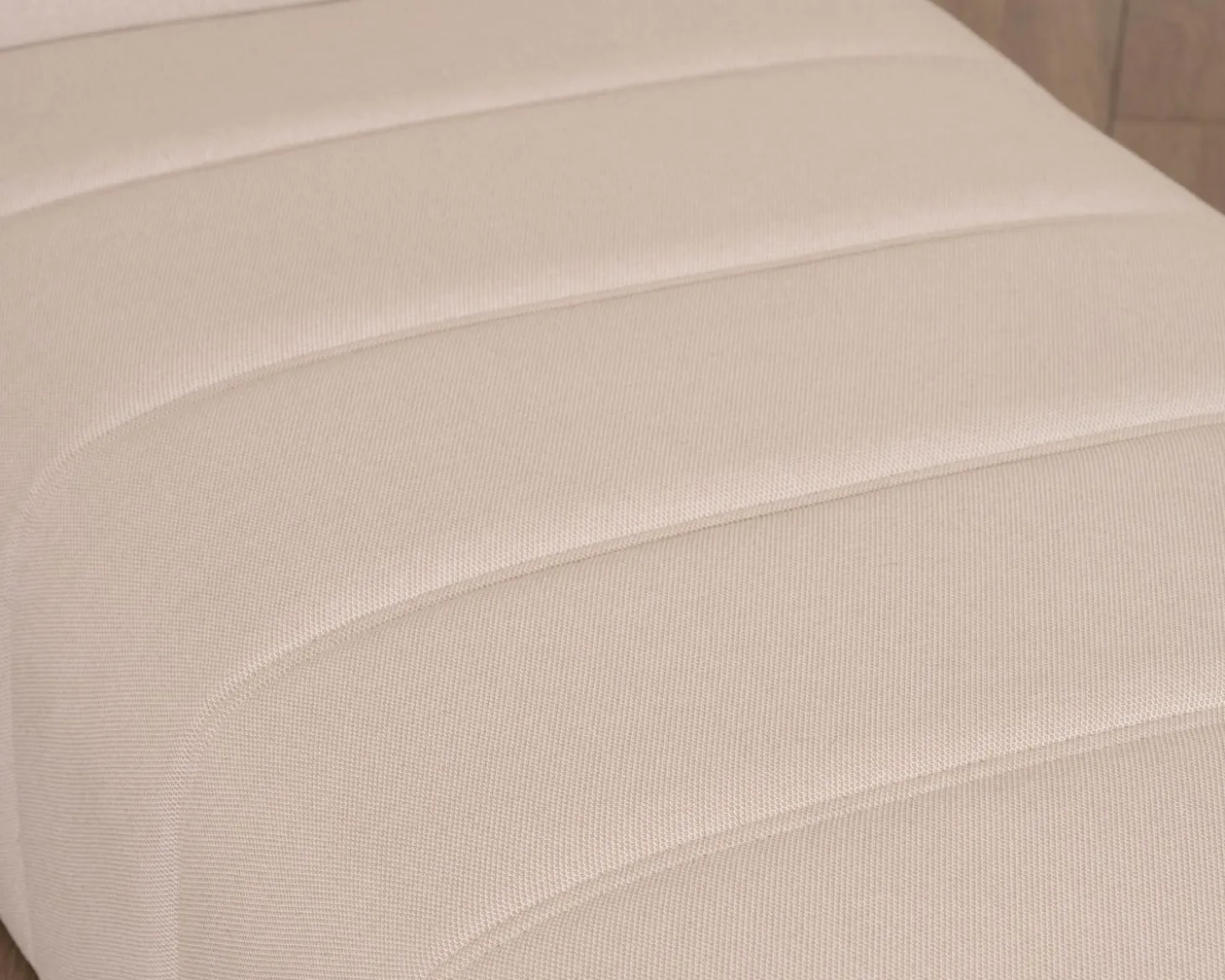 Bain de soleil design épuré en tissu crème avec surpiqures spécial extérieur "Sunset Bay"