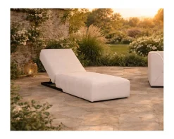 Bain de soleil design épuré en tissu crème avec surpiqures spécial extérieur