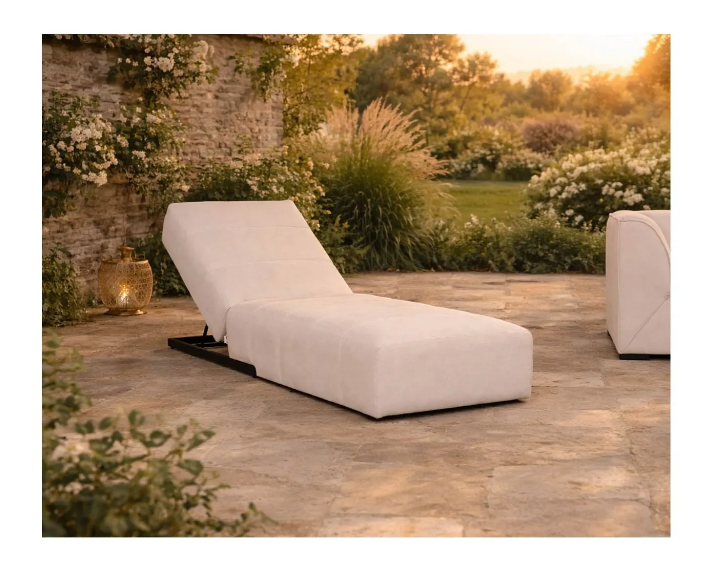 Bain de soleil design épuré en tissu crème avec surpiqures spécial extérieur "Sunset Bay"