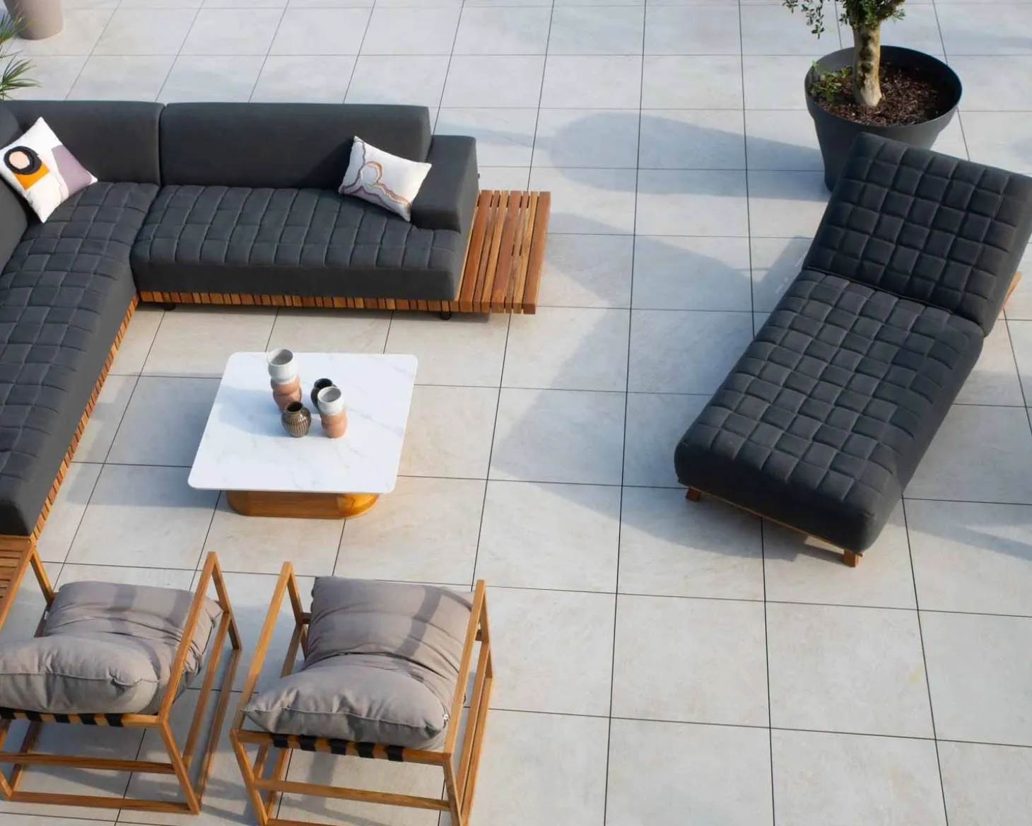 Bain de soleil design tissu Sunbrella gris foncé et teck "Lombok"