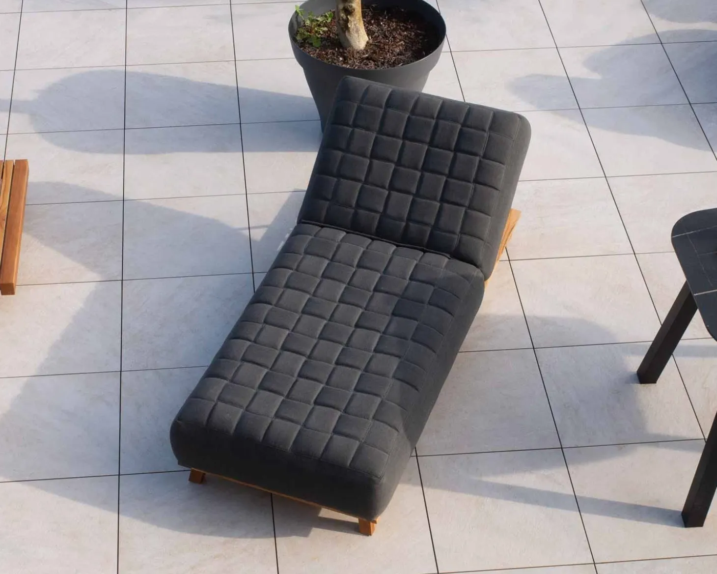 Bain de soleil design tissu Sunbrella gris foncé et teck "Lombok"