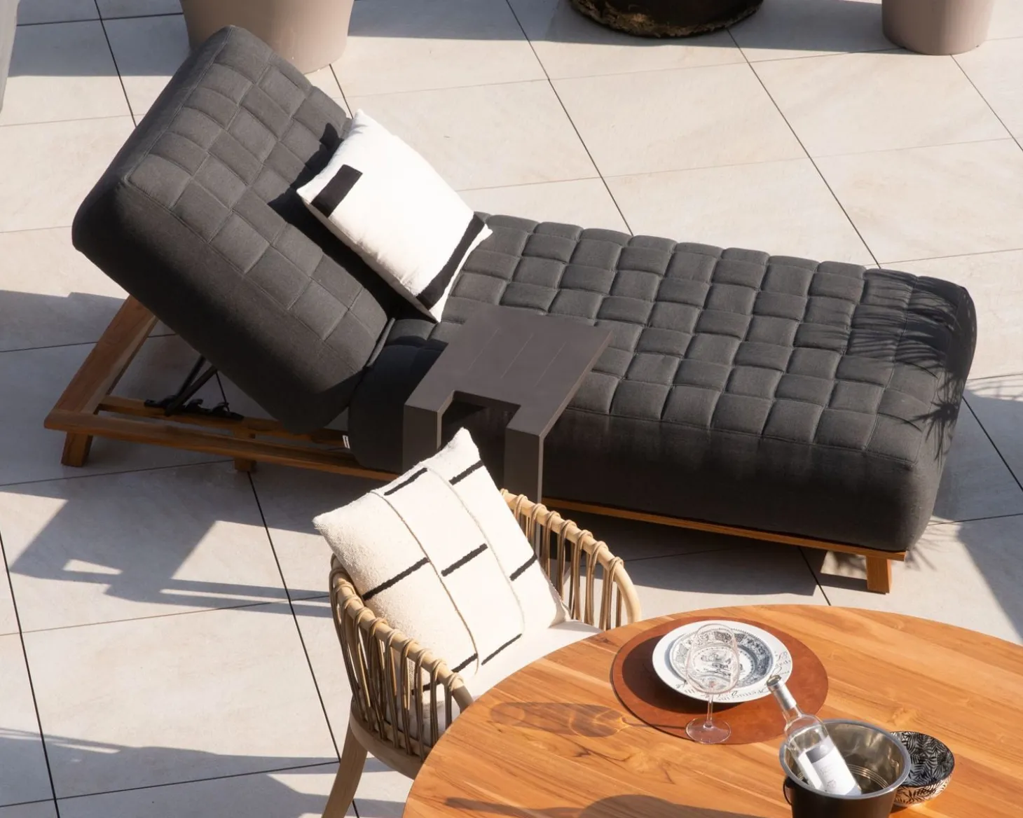 Bain de soleil design tissu Sunbrella gris foncé et teck "Lombok"