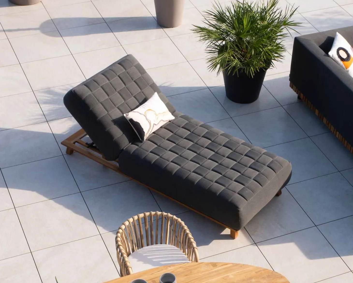 Bain de soleil design tissu Sunbrella gris foncé et teck "Lombok"