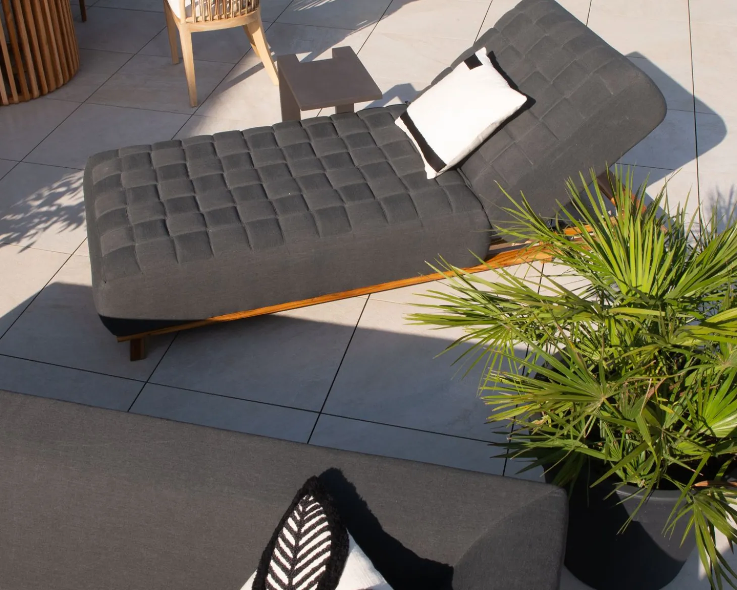 Bain de soleil design tissu Sunbrella gris foncé et teck "Lombok"