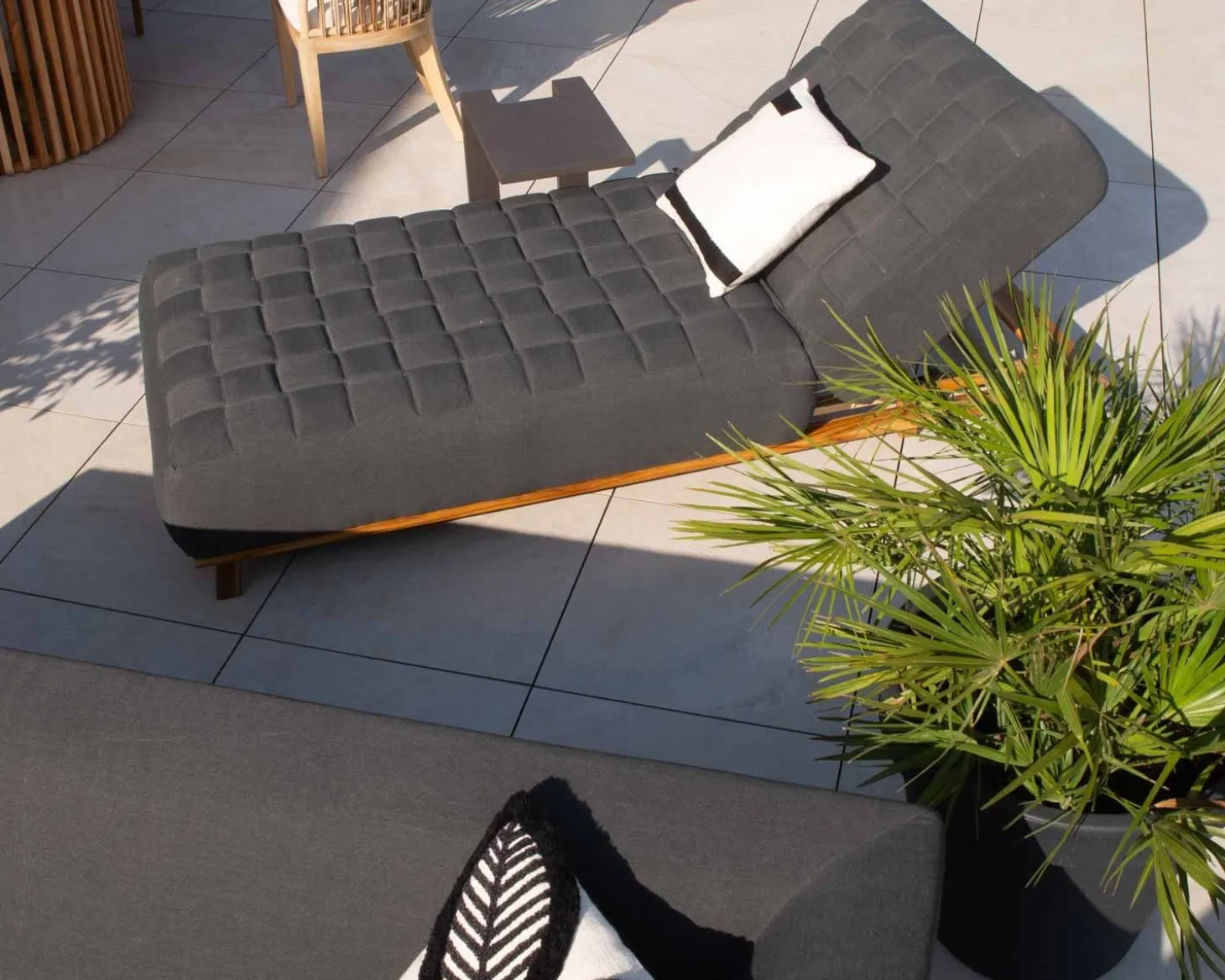 Bain de soleil design tissu Sunbrella gris foncé et teck "Lombok"