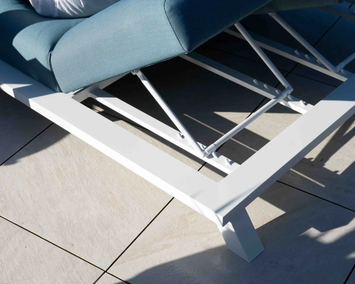Bain de soleil double en tissu turquoise et aluminium blanc "Nusa Pedina"