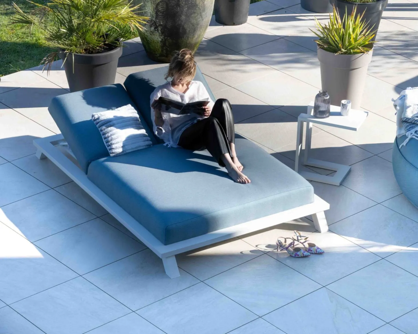 Bain de soleil double en tissu turquoise et aluminium blanc "Nusa Pedina"