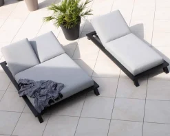 Bain de soleil double tissu Sunbrella gris clair structure aluminium noire "Nusa Pedina"