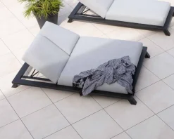 Bain de soleil double tissu Sunbrella gris clair structure aluminium noire 