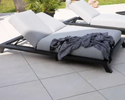 Bain de soleil double tissu Sunbrella gris clair structure aluminium noire 