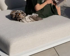 Bain de soleil haut de gamme 2 places "Nusa Pedina" en tissu écru et aluminium blanc