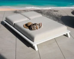 Bain de soleil haut de gamme 2 places "Nusa Pedina" en tissu écru et aluminium blanc