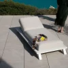 Bain de soleil haut de gamme en tissu écru et structure aluminium blanche "Nusa Pedina"