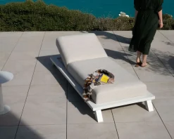 Bain de soleil haut de gamme en tissu écru et structure aluminium blanche "Nusa Pedina"