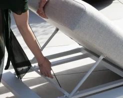 Bain de soleil haut de gamme en tissu écru et structure aluminium blanche "Nusa Pedina"