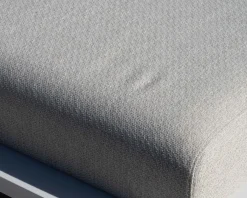 Bain de soleil haut de gamme en tissu écru et structure aluminium blanche 
