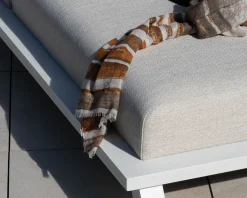 Bain de soleil haut de gamme en tissu écru et structure aluminium blanche 