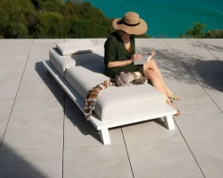 Bain de soleil haut de gamme en tissu écru et structure aluminium blanche 