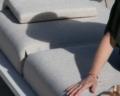 Bain de soleil haut de gamme en tissu écru et structure aluminium blanche 