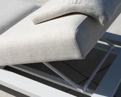 Bain de soleil haut de gamme en tissu écru et structure aluminium blanche 