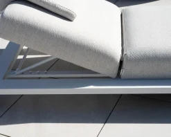 Bain de soleil haut de gamme en tissu écru et structure aluminium blanche 