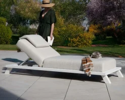 Bain de soleil haut de gamme en tissu écru et structure aluminium blanche 