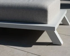 Bain de soleil haut de gamme en tissu écru et structure aluminium blanche 