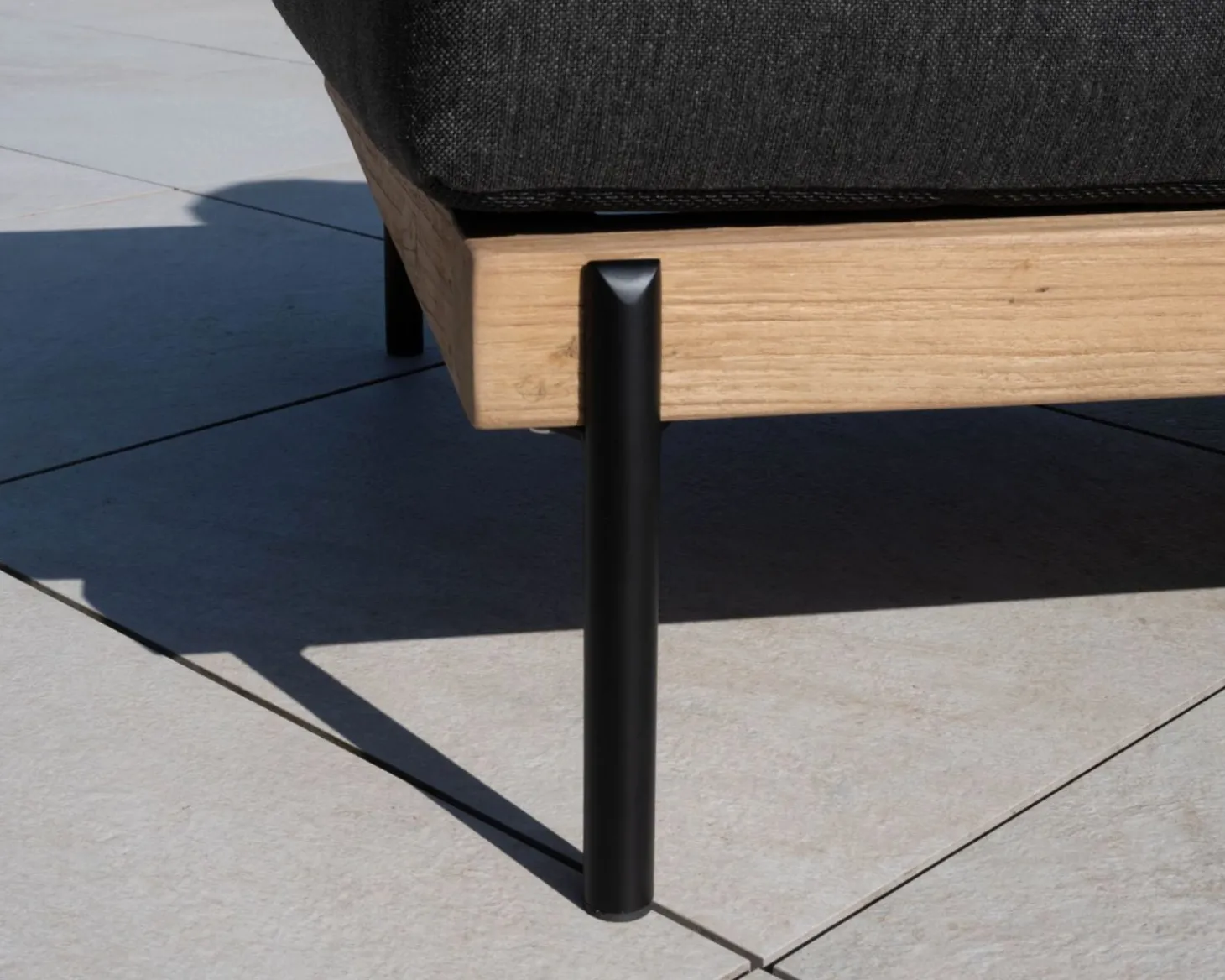Bain de soleil matelassé chic & contemporain en teck, aluminium et tissu gris foncé "Hélios"