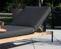 Bain de soleil matelassé chic & contemporain en teck, aluminium et tissu gris foncé