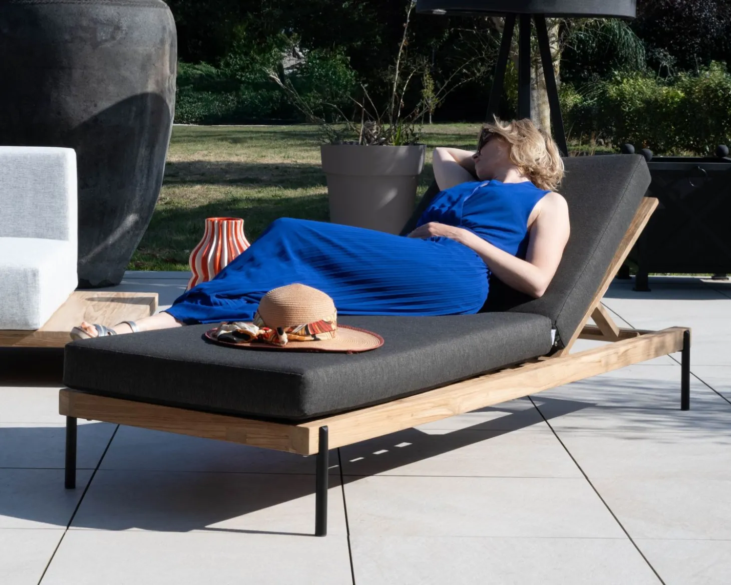 Bain de soleil matelassé chic & contemporain en teck, aluminium et tissu gris foncé "Hélios"