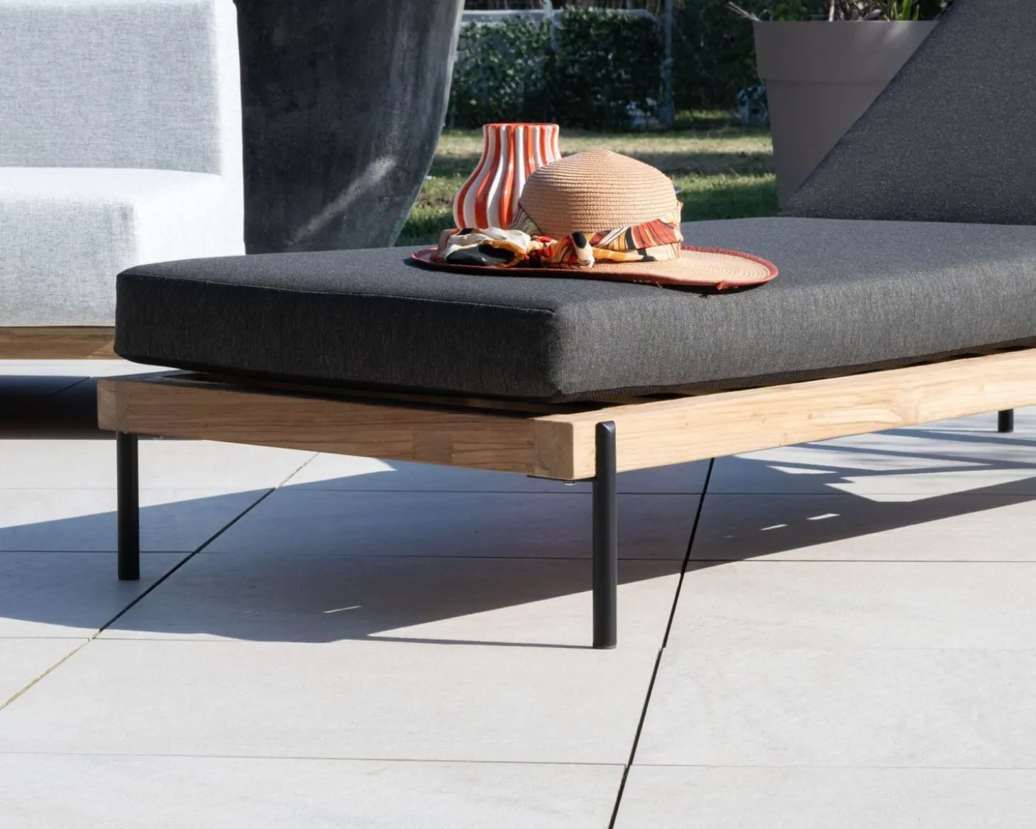Bain de soleil matelassé chic & contemporain en teck, aluminium et tissu gris foncé "Hélios"