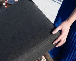 Bain de soleil matelassé chic & contemporain en teck, aluminium et tissu gris foncé