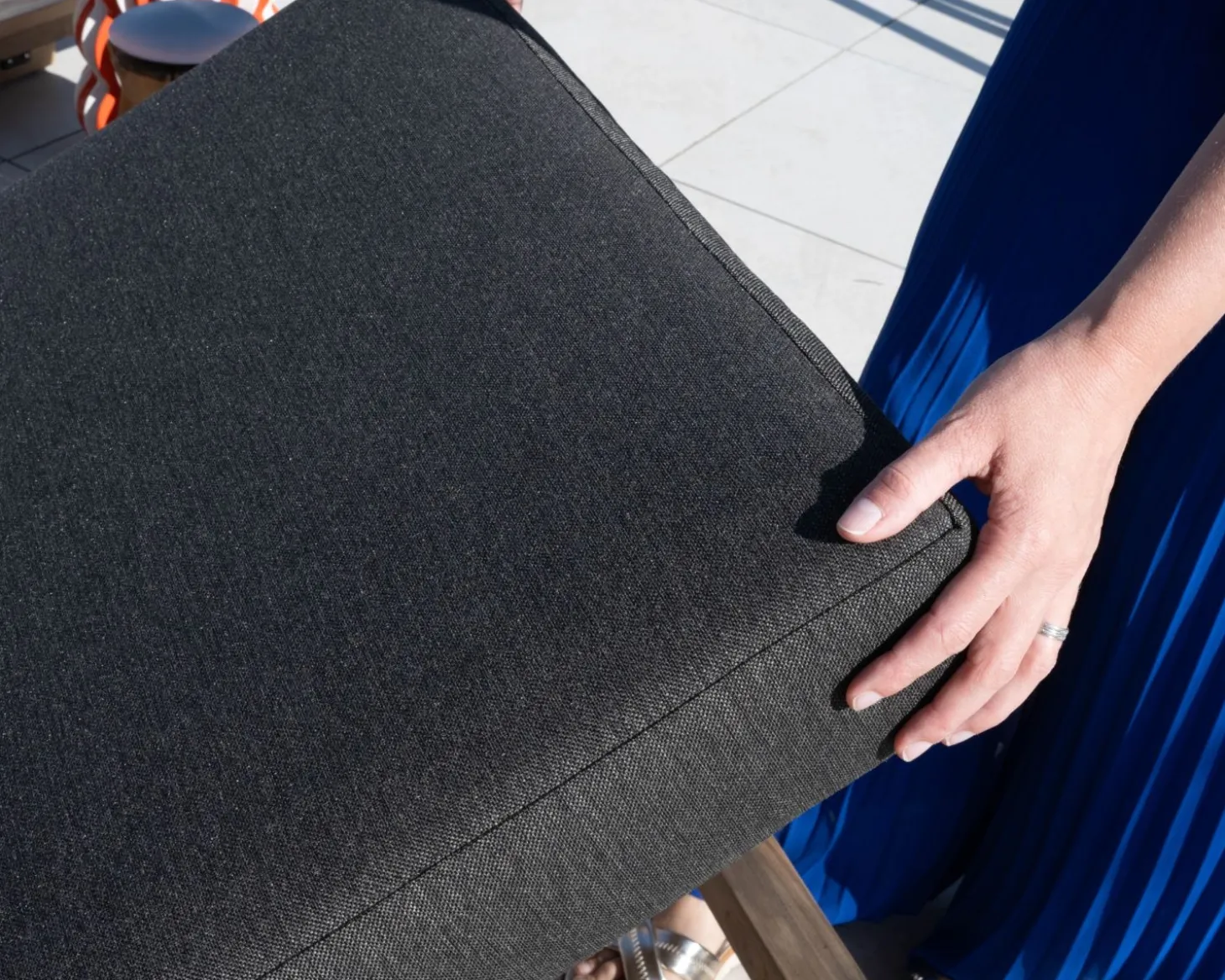 Bain de soleil matelassé chic & contemporain en teck, aluminium et tissu gris foncé "Hélios"