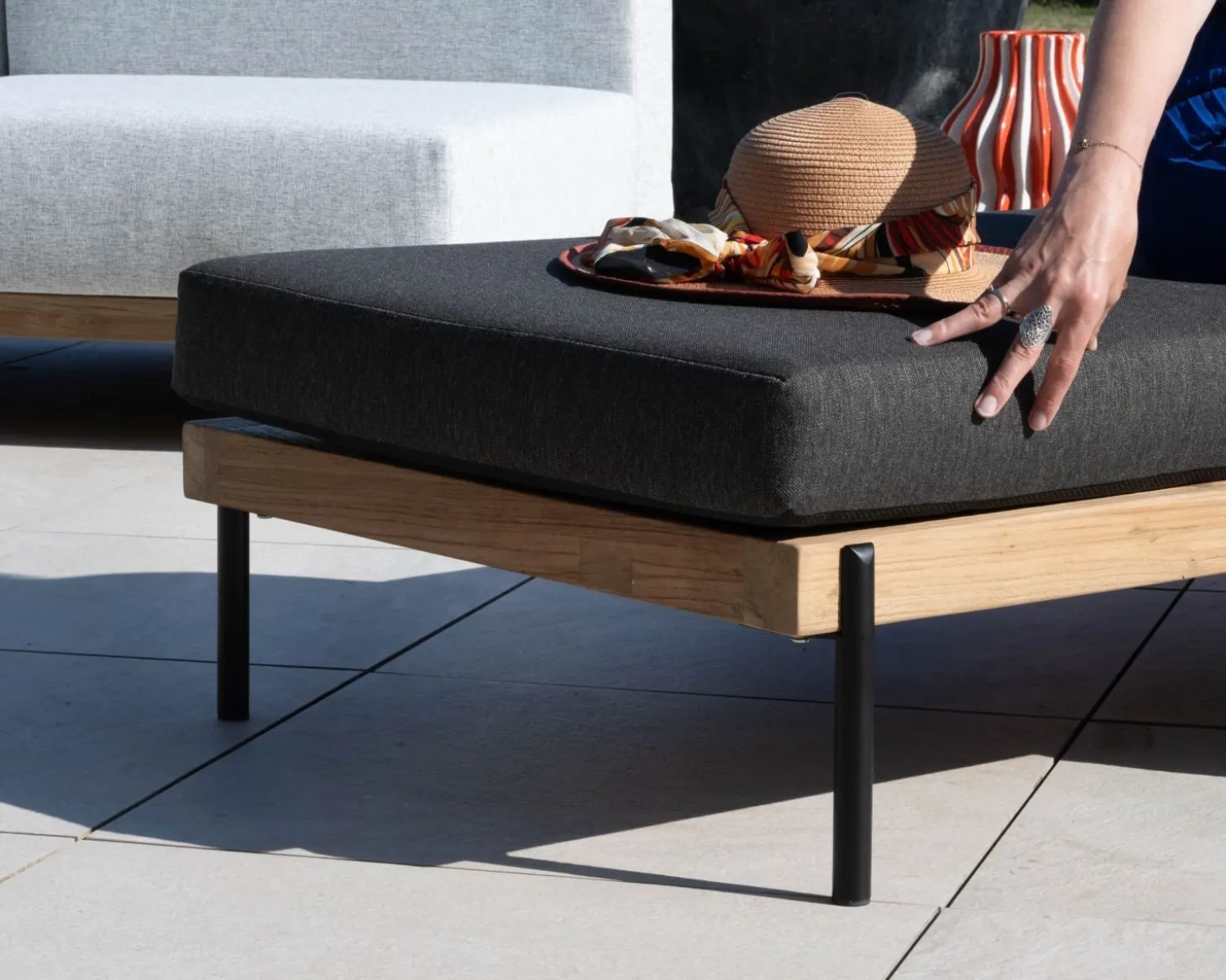 Bain de soleil matelassé chic & contemporain en teck, aluminium et tissu gris foncé "Hélios"