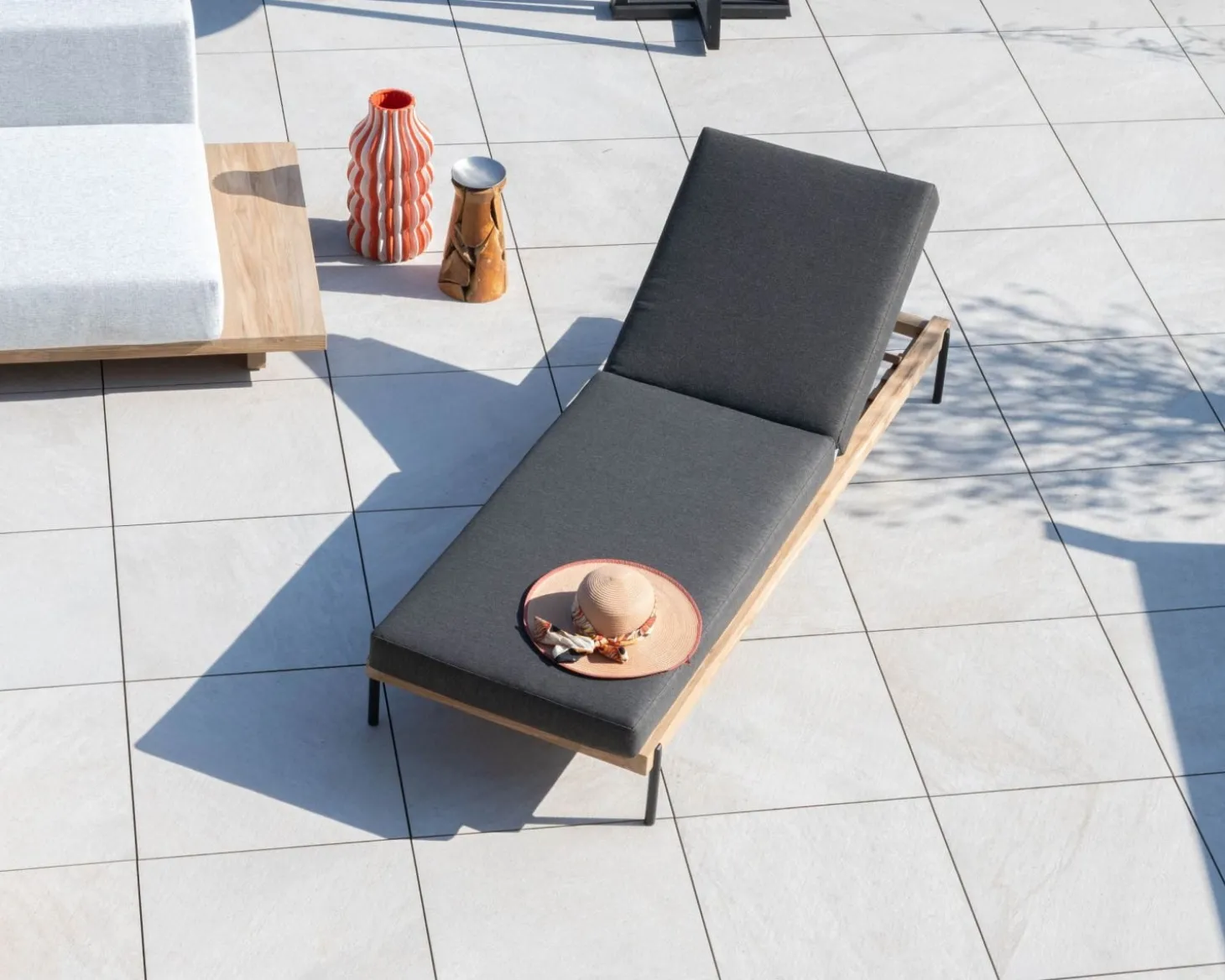 Bain de soleil matelassé chic & contemporain en teck, aluminium et tissu gris foncé "Hélios"