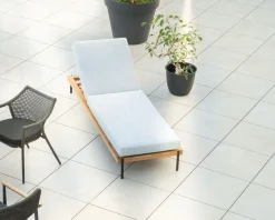 Bain de soleil matelassé en teck, aluminium et tissu gris clair "Hélios"