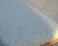 Bain de soleil matelassé en teck, aluminium et tissu gris clair 