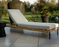 Bain de soleil matelassé en teck, aluminium et tissu gris clair 