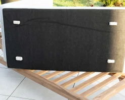 Bain de soleil matelassé en teck, aluminium et tissu gris clair 