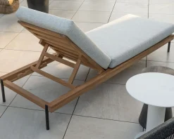 Bain de soleil matelassé en teck, aluminium et tissu gris clair 