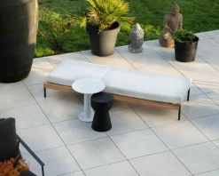 Bain de soleil matelassé en teck, aluminium et tissu gris clair 